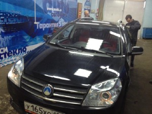 Установка лобового стекла Geely MK Cross 10  