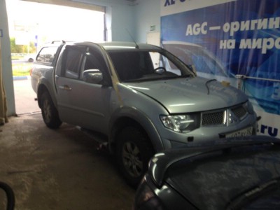 Установка лобового стекла Mitsubishi L200 2006-