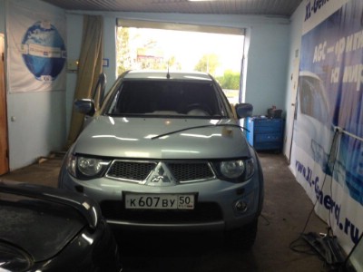 Установка лобового стекла Mitsubishi L200 2006-