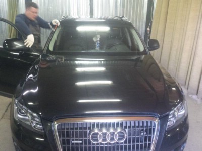 Установка лобового стекла Audi Q7 2011-