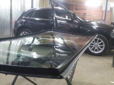 Установка лобового стекла Audi Q7 2011-