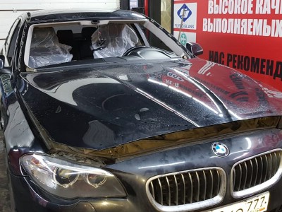 Установка лобового стекла BMW F10 2012-