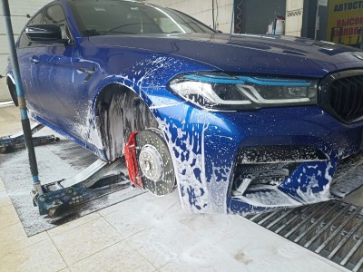 Установка лобового стекла BMW M5 -