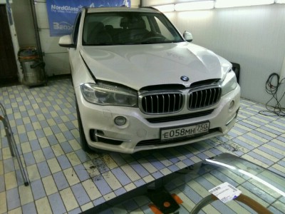 Установка лобового стекла BMW X5 F15 2013-