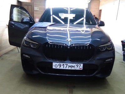 Ремонт скола лобового стекла BMW X5 G05 -
