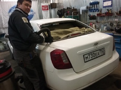 Установка заднего стекла Chevrolet Lacetti 2004-