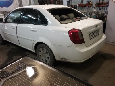 Установка заднего стекла Chevrolet Lacetti 2004-