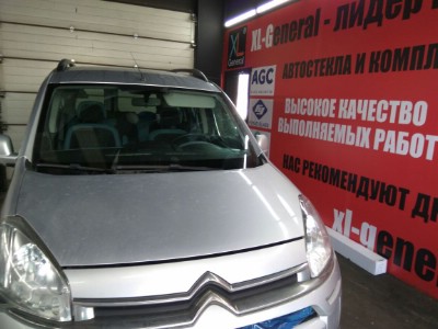 Установка лобового стекла Citroen Berlingo 2008-