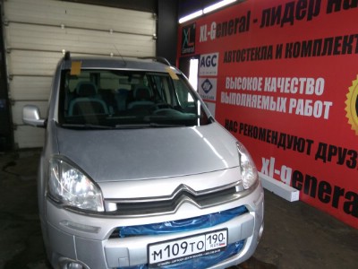 Установка лобового стекла Citroen Berlingo 2008-