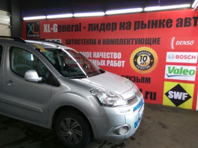 Установка лобового стекла Citroen Berlingo 2008-