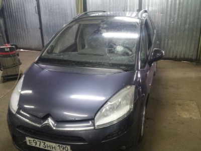 Установка лобового стекла Citroen C4 Picasso 2006-