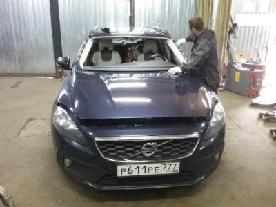 Установка лобового стекла Volvo V40 -