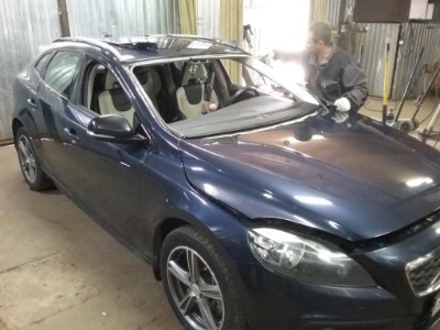 Установка лобового стекла Volvo V40 -