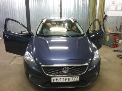 Установка лобового стекла Volvo V40 -