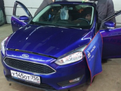 Установка лобового стекла Ford Focus III -