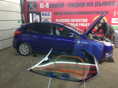 Установка лобового стекла Ford Focus III -