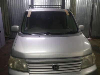 Установка лобового стекла Honda Step Wagon 2001-2005