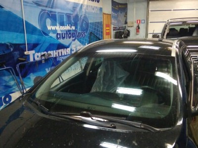 Установка лобового стекла Hyundai Solaris 2010