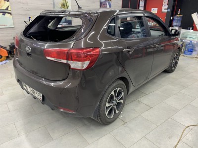 Замена и тонирование стекла крыши багажника Kia Rio 3 2010-