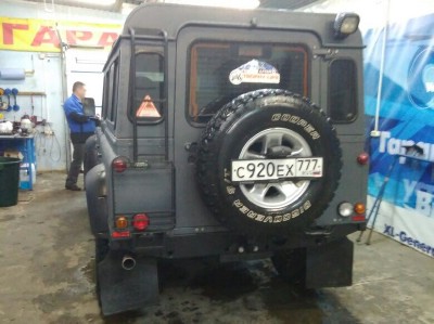 Установка лобового стекла Land Rover Defender 2002