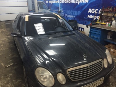 Установка лобового стекла Mercedes-Benz W211 2002-2009