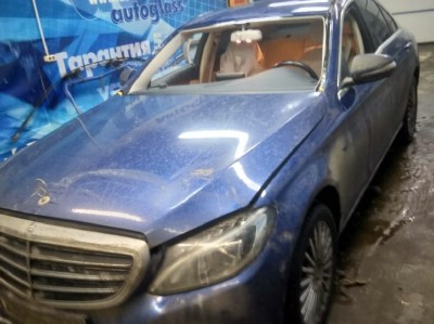 Установка лобового стекла Mercedes W204, C Class СД УН  2007-