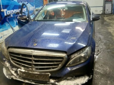 Установка лобового стекла Mercedes W204, C Class СД УН  2007-