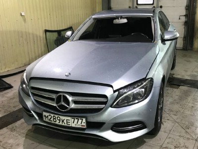 Установка лобового стекла Mercedes W205 (C Class) 4D Sed -