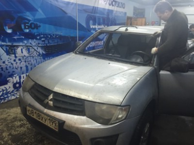 Установка лобового стекла Mitsubishi L200 2006-2015