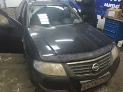 Установка лобового стекла Nissan ALMERA (N16E) 35D HB 2000