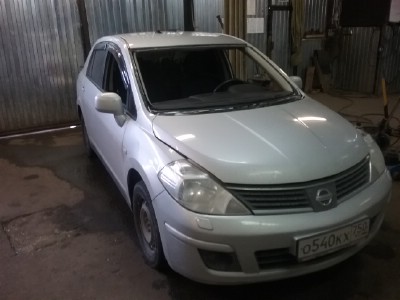 Установка лобового стекла Nissan Tiida 2004-2014