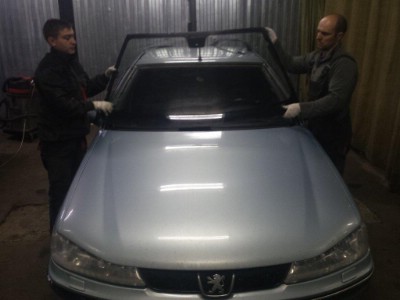 Установка лобового стекла Peugeot 406 2001-2004