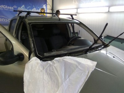 Установка лобового стекла Renault Sandero 5D HB 2007-2014