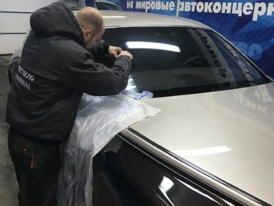 Установка лобового стекла Rolls-Royce Phanton -