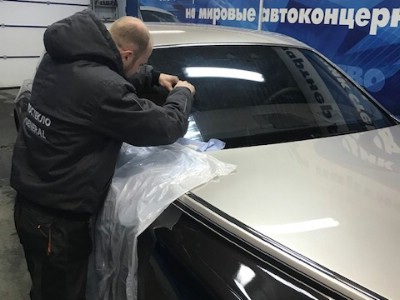 Установка лобового стекла Rolls-Royce Phanton -