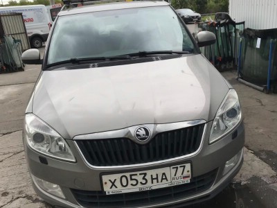 Установка заднего правого кузовного стекла Skoda Fabia 2007-