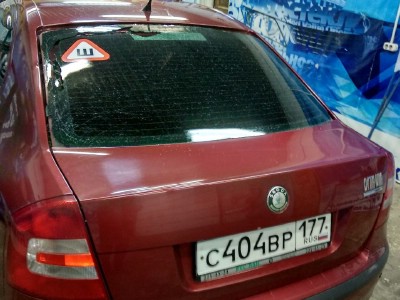 Установка заднего стекла Skoda Octavia -