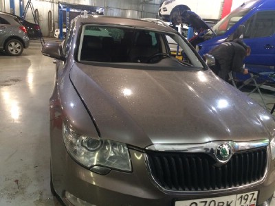 Установка лобового стекла Skoda Superb 5D HB 2008-