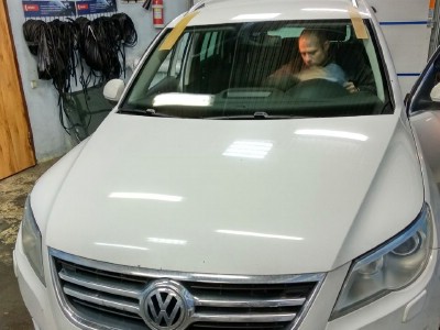 Установка лобового стекла Volkswagen Tiguan -