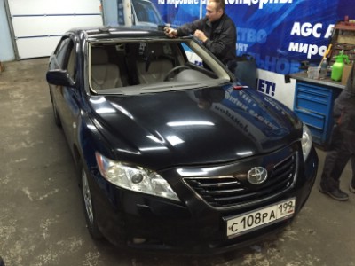 Установка лобового стекла TOYOTA CAMRY V40 2006-2011