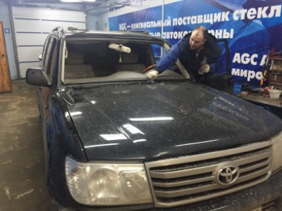 Установка лобового стекла Toyota LANDCRUISER HDJ100 (5D) 1998-2007