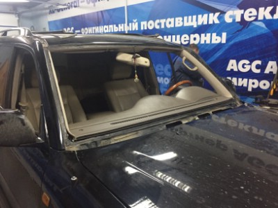 Установка лобового стекла Toyota LANDCRUISER HDJ100 (5D) 1998-2007