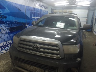 Установка лобового стекла Toyota SEQUOIA 2011