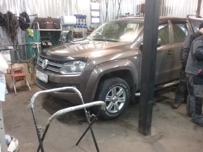 Установка лобового стекла Volkswagen Amarok 2010-