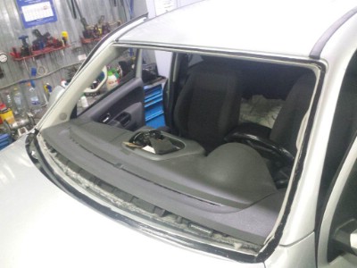 Установка лобового стекла Volkswagen Amarok 2010-
