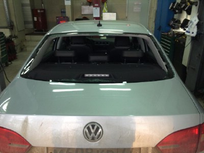 Установка заднего стекла Volkswagen Jetta 4D Sed 2011-