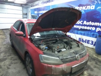 Установка лобового стекла VOLKSWAGEN JETTA 4D SED 2011-