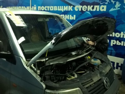 Установка лобового стекла Volkswagen Multivan / Transporter T5 2003-2009