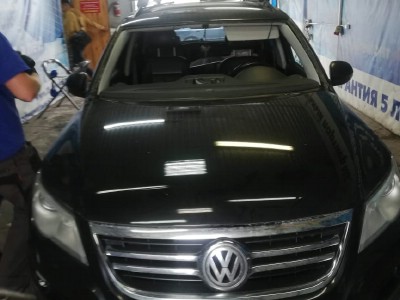 Установка лобового стекла Volkswagen Tiguan 2007-