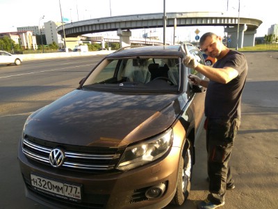 Установка лобового стекла Volkswagen TIGUAN 2011-2016